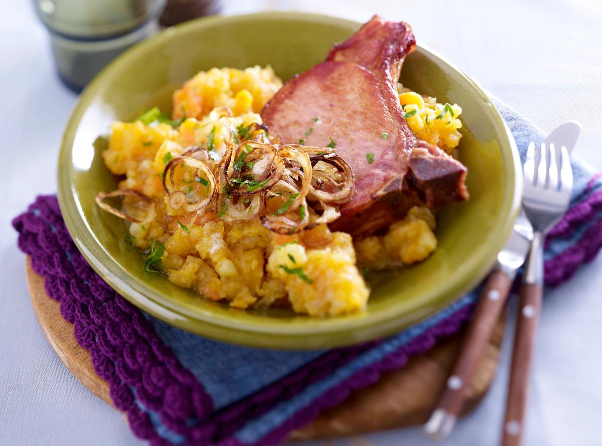 Kasseler mit Steckrüben-Püree und Röstzwiebeln Rezept