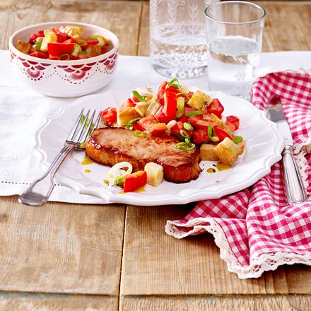 Kasseler mit Tomaten-Brot-Salat Rezept Kasseler mit Tomaten-Brot-Salat Rezept