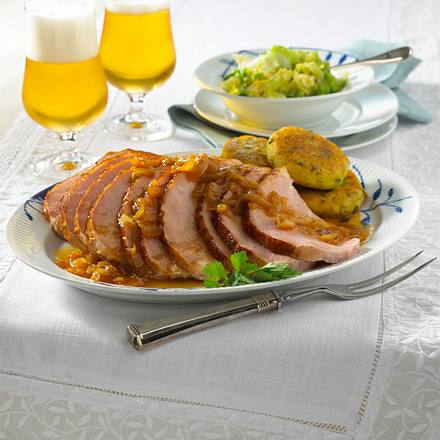 Kasseler mit Zwiebelsoße, Butter-Wirsing und Kartoffelplätzchen Rezept
