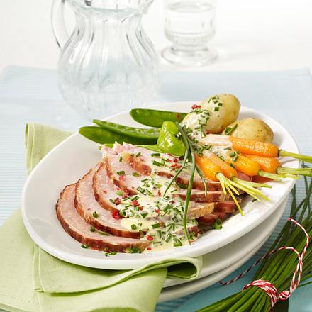 Kasseler pochiert mit Bouillongemüse und Schnittlauchsoße Rezept Kasseler pochiert mit Bouillongemüse und Schnittlauchsoße Rezept