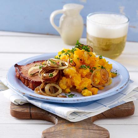 Kasseler-Steak mit gebratenen Zwiebelringen und Möhrenstampf Rezept Kasseler-Steak mit gebratenen Zwiebelringen und Möhrenstampf Rezept
