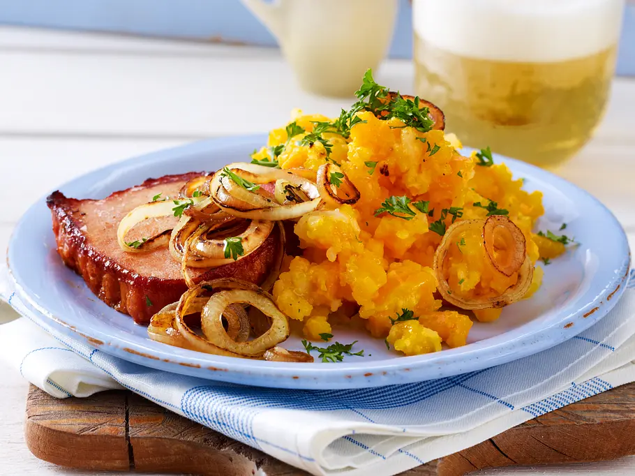 Kasseler-Steak mit gebratenen Zwiebelringen und Möhrenstampf Rezept Kasseler-Steak mit gebratenen Zwiebelringen und Möhrenstampf Rezept