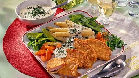 Kasseler-Steaks in Eihülle zu Sommer-Gemüse in warmer grüner Soße Rezept - Foto: Först, Thomas