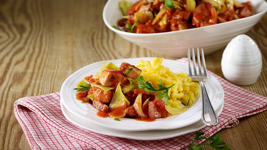 Kasselergulasch mit Speck und Weißkohl Rezept - Foto: House of Food / Bauer Food Experts KG