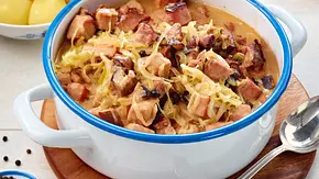Kasselergulasch mit Weißkohlstreifen Rezept - Foto: LECKER @ Bauer Media Group Kasselergulasch mit Weißkohlstreifen Rezept - Foto: LECKER @ Bauer Media Group