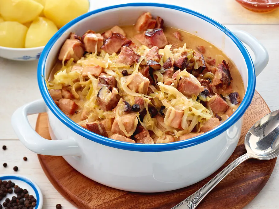 Kasselergulasch mit Weißkohlstreifen Rezept Kasselergulasch mit Weißkohlstreifen Rezept