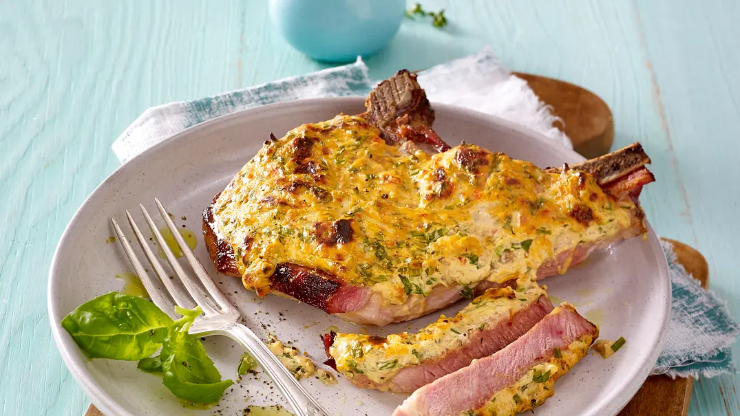 Kasselerkotelett mit Käsehaube (Viermal anders) Rezept - Foto: LECKER @ Bauer Media Group Kasselerkotelett mit Käsehaube (Viermal anders) Rezept - Foto: LECKER @ Bauer Media Group