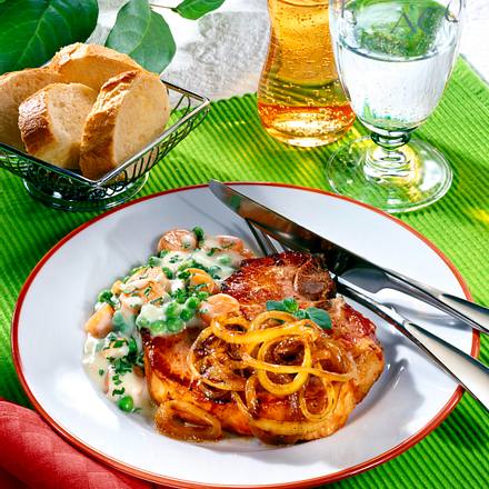 Kasselerkotelette mit Zwiebel, Erbsen-Möhrengemüse und Baguette Rezept Kasselerkotelette mit Zwiebel, Erbsen-Möhrengemüse und Baguette Rezept