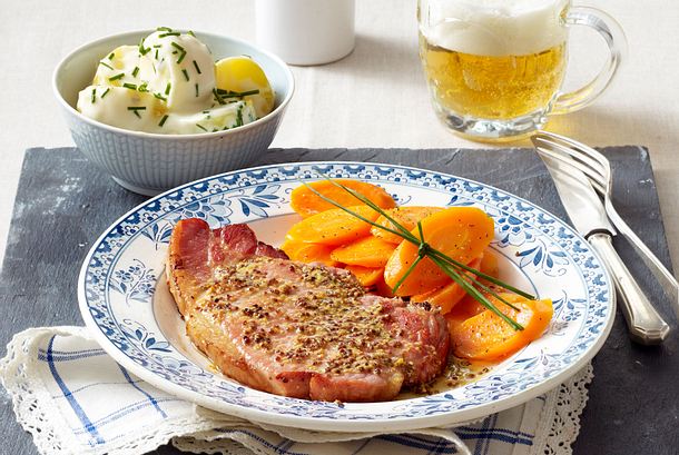 Kasselerkoteletts mit Möhren und Schmandkartoffeln Rezept Kasselerkoteletts mit Möhren und Schmandkartoffeln Rezept