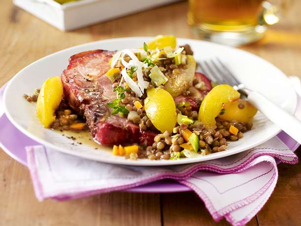 Kasselerkoteletts mit Sommerpflaumen-Linsen-Gemüse Rezept Kasselerkoteletts mit Sommerpflaumen-Linsen-Gemüse Rezept