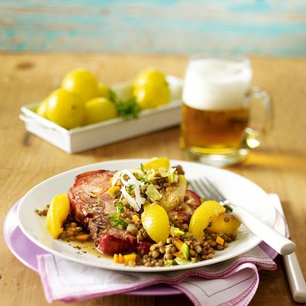 Kasselerkoteletts mit Sommerpflaumen-Linsen-Gemüse Rezept Kasselerkoteletts mit Sommerpflaumen-Linsen-Gemüse Rezept