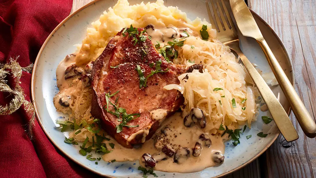 Kasselerkoteletts zu Riesling-Kraut Rezept - Foto: LECKER @ Bauer Media Group Kasselerkoteletts zu Riesling-Kraut Rezept - Foto: LECKER @ Bauer Media Group