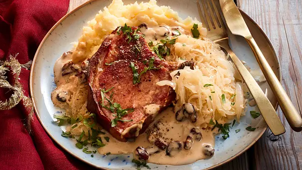 Kasselerkoteletts zu Riesling-Kraut Rezept - Foto: LECKER @ Bauer Media Group Kasselerkoteletts zu Riesling-Kraut Rezept - Foto: LECKER @ Bauer Media Group
