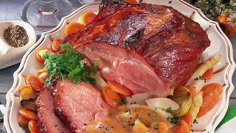 Kasselernacken auf Frühlingsgemüse Rezept - Foto: Scarlini
