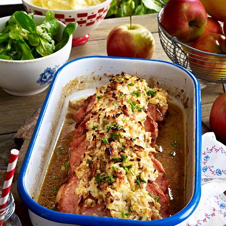 Kasserlerkoteletts mit Apfel-Vinschgauer-Bröselkruste Rezept Kasserlerkoteletts mit Apfel-Vinschgauer-Bröselkruste Rezept
