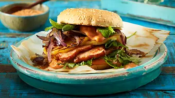 Kassler-Burger mit karamellisierten Zwiebeln und Apfelscheiben Rezept - Foto: LECKER @ Bauer Media Group Kassler-Burger mit karamellisierten Zwiebeln und Apfelscheiben Rezept - Foto: LECKER @ Bauer Media Group