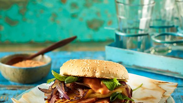 Kassler-Burger mit karamellisierten Zwiebeln und Apfelscheiben Rezept - Foto: House of Food / Bauer Food Experts KG