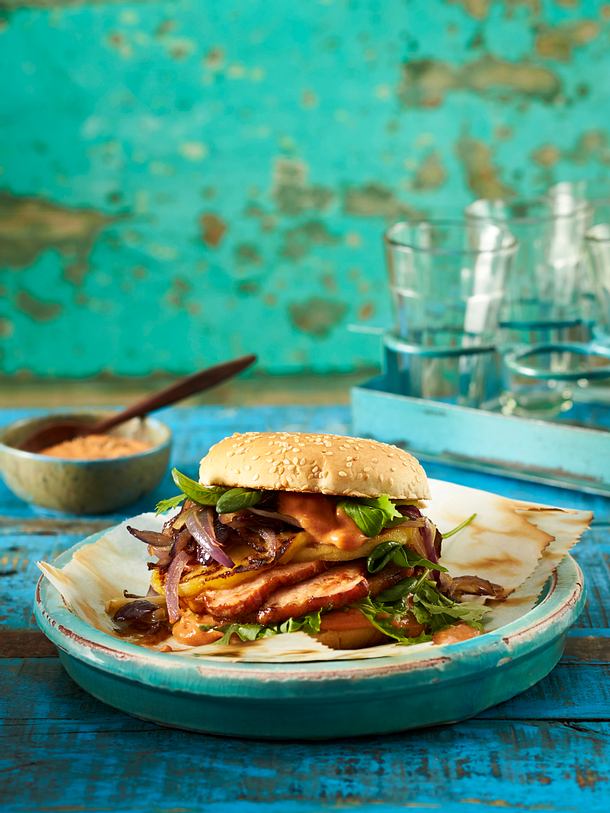 Kassler-Burger mit karamellisierten Zwiebeln und Apfelscheiben Rezept Kassler-Burger mit karamellisierten Zwiebeln und Apfelscheiben Rezept