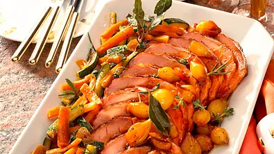 Kasslerbraten mit süß-saurer Schalottensoße Rezept - Foto: LECKER @ Bauer Media Group