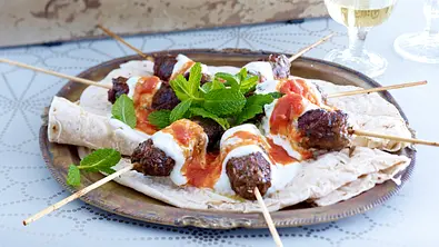Kebab mit Joghurt und Tomatensoße Rezept - Foto: LECKER @ Bauer Media Group