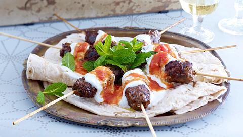 Kebab mit Joghurt und Tomatensoße Rezept - Foto: House of Food / Bauer Food Experts KG