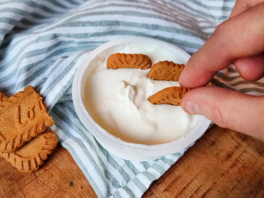 Viral Japanese Cheesecake-Trend zubereiten Kekse für den viral japanese cheesecake werden in den Joghurt getaucht.