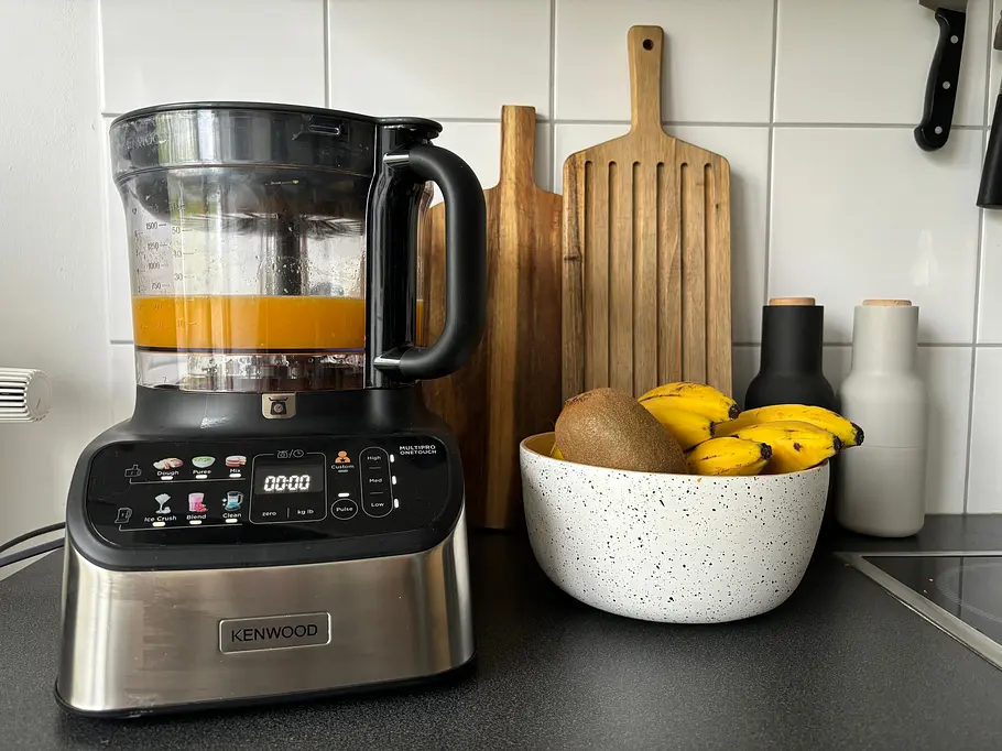 Kenwood MultiPro OneTouch Orangenpresse Eine Küchenmaschine mit Saftpressenaufsatz auf einer Küchenzeile