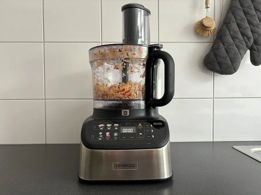 Kenwood MultiPro OneTouch Drehscheiben Die Kenwood MultiPro OneTouch auf einer Küchenzeile befüllt mit Apfelrieb