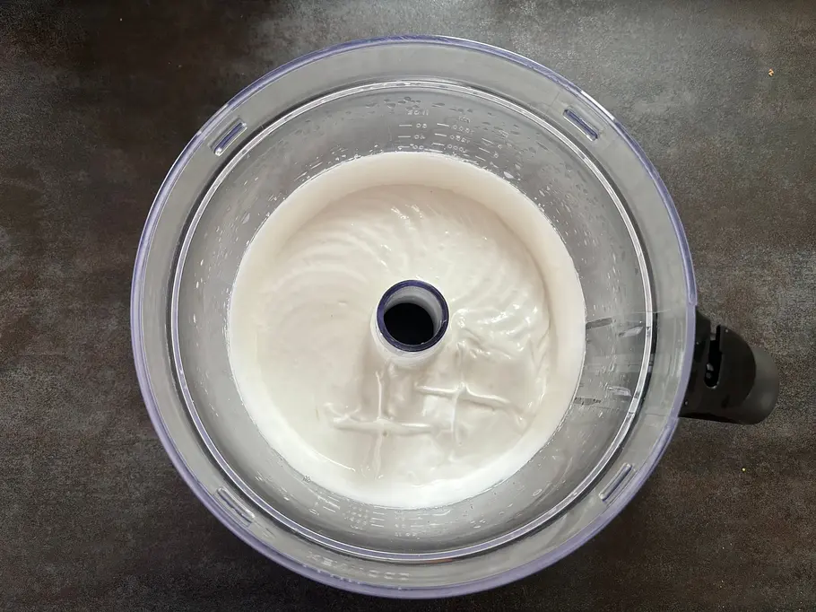 Kenwood Kompakt Küchenmaschine Eischnee in einem Plastikbehälter