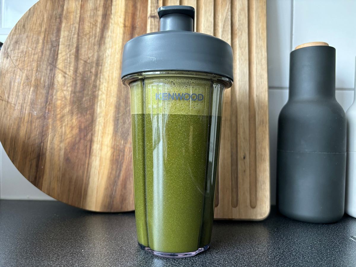 Ein grüner Smoothie um Kenwood-To-Go-Becher