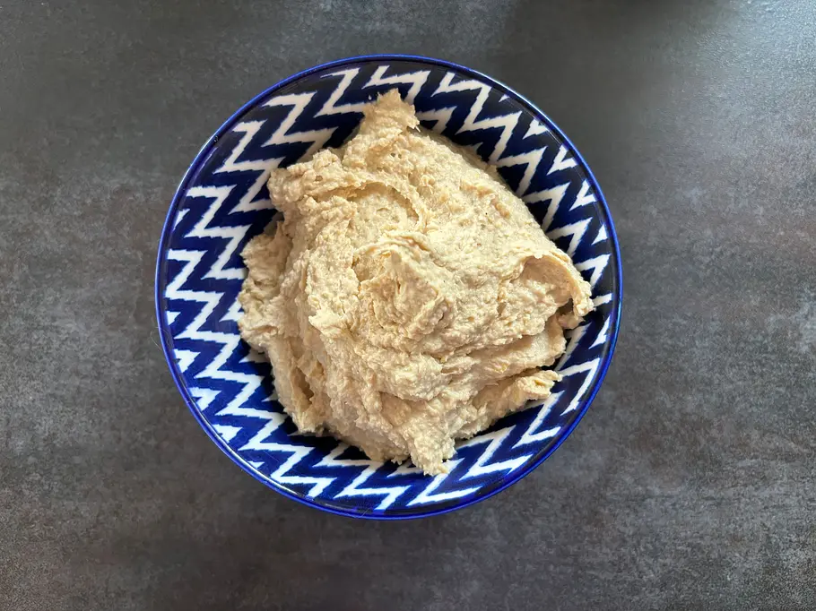 Kenwood MultiPro OneTouch Hummus Eine Schüssel Hummus auf grauem Hintergrund