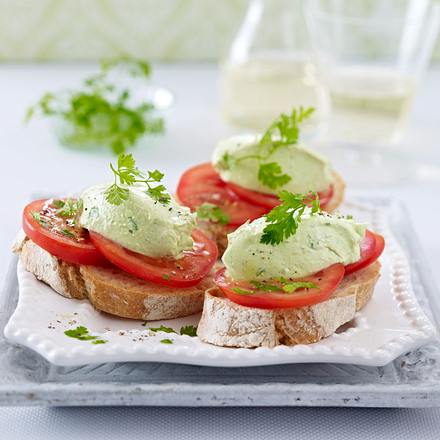 Kerbel-Avocado-Mousse auf Baguette Rezept Kerbel-Avocado-Mousse auf Baguette Rezept