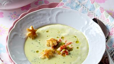 Kerbel-Cremesuppe mit Flusskrebsfleisch Rezept - Foto: House of Food / Bauer Food Experts KG