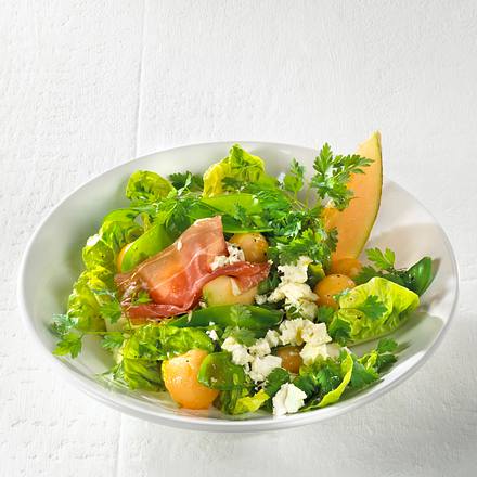 Kerbelsalat mit Schinken, Melone und Schafskäsewürfeln Rezept Kerbelsalat mit Schinken, Melone und Schafskäsewürfeln Rezept