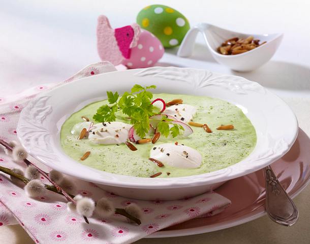 Kerbelschaumsüppchen mit Frischkäsenocken, Radieschen und Pinienkernen Rezept Kerbelschaumsüppchen mit Frischkäsenocken, Radieschen und Pinienkernen Rezept