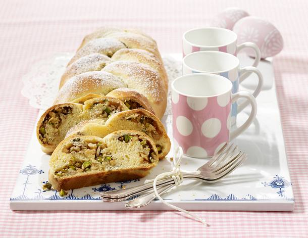 Kerniger Hefezopf mit Pistazien, Walnüssen und Sonnenblumenkernen Rezept