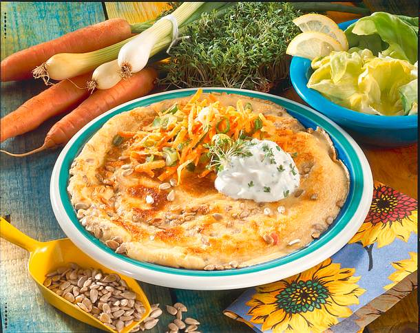Kerniger Pfannkuchen mit Rohkost Rezept Kerniger Pfannkuchen mit Rohkost Rezept