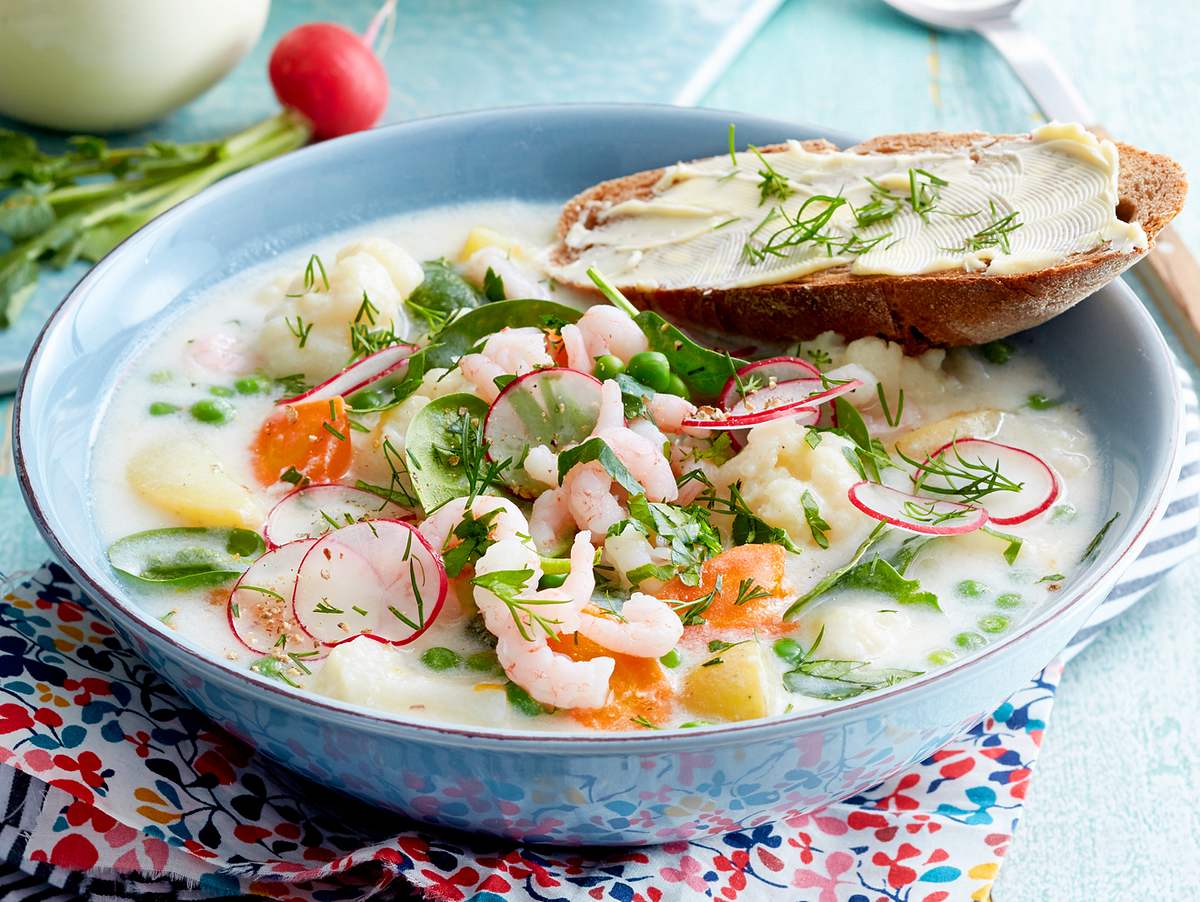 Kesäkeitto - Sommer-Gemüsesuppe mit Garnelen Rezept