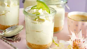Offene und geschlossene Mini-Weck-Gläser mit einem Schichtdessert von Keksboden und heller Creme und Limettenscheibe on top auf einem rosa Untergrund - Foto: LECKER @ Bauer Media Group
