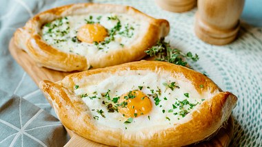 Khachapuri (Georgisches Käsebrot mit Ei) Rezept - Foto: Show Heroes