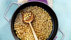 Zum Kochen solltest du Kichererbsen vorher einweichen - Foto: LECKER @ Bauer Media Group Zum Kochen solltest du Kichererbsen vorher einweichen - Foto: LECKER @ Bauer Media Group