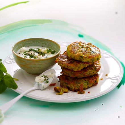 Kichererbsen-Petersilien-Taler mit Kräuterdip Rezept Kichererbsen-Petersilien-Taler mit Kräuterdip Rezept