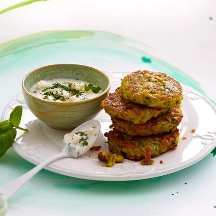 Kichererbsen-Petersilien-Taler mit Kräuterdip Rezept Kichererbsen-Petersilien-Taler mit Kräuterdip Rezept