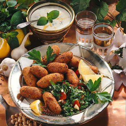 Kichererbsen-Röllchen mit Petersiliensalat und Joghurtsoße Rezept Kichererbsen-Röllchen mit Petersiliensalat und Joghurtsoße Rezept