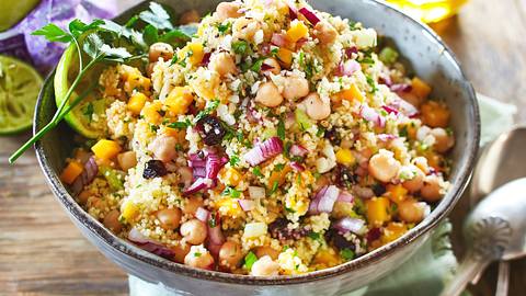 Bunter Kichererbsen-Salat mit Limetten-Honig-Dressing in einer Schüssel serviert.  - Foto: House of Food / Bauer Food Experts KG