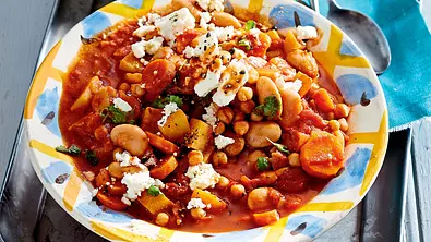 Kichererbsen-Stew mit Möhren und Feta auf einem gelb-blau gemusterten Teller - Foto: LECKER @ Bauer Media Group