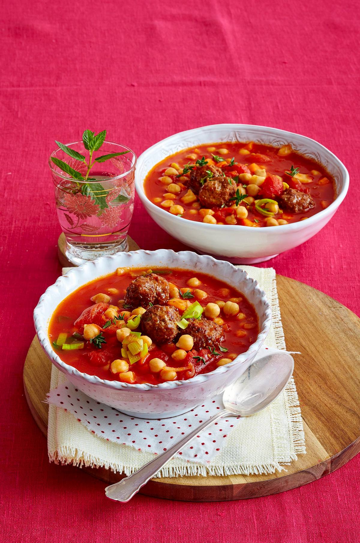 Kichererbsen-Tomaten-Eintopf mit Hackbällchen Rezept