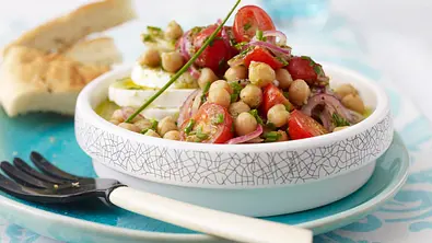 Kichererbsensalat mit Büffel-Mozzarella Rezept - Foto: LECKER @ Bauer Media Group
