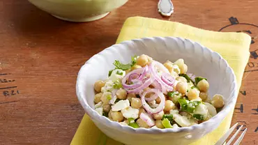 Kichererbsensalat mit Feta, Koriander und Lauchzwiebeln Rezept - Foto: Stellmach, Peter Kichererbsensalat mit Feta, Koriander und Lauchzwiebeln Rezept - Foto: Stellmach, Peter