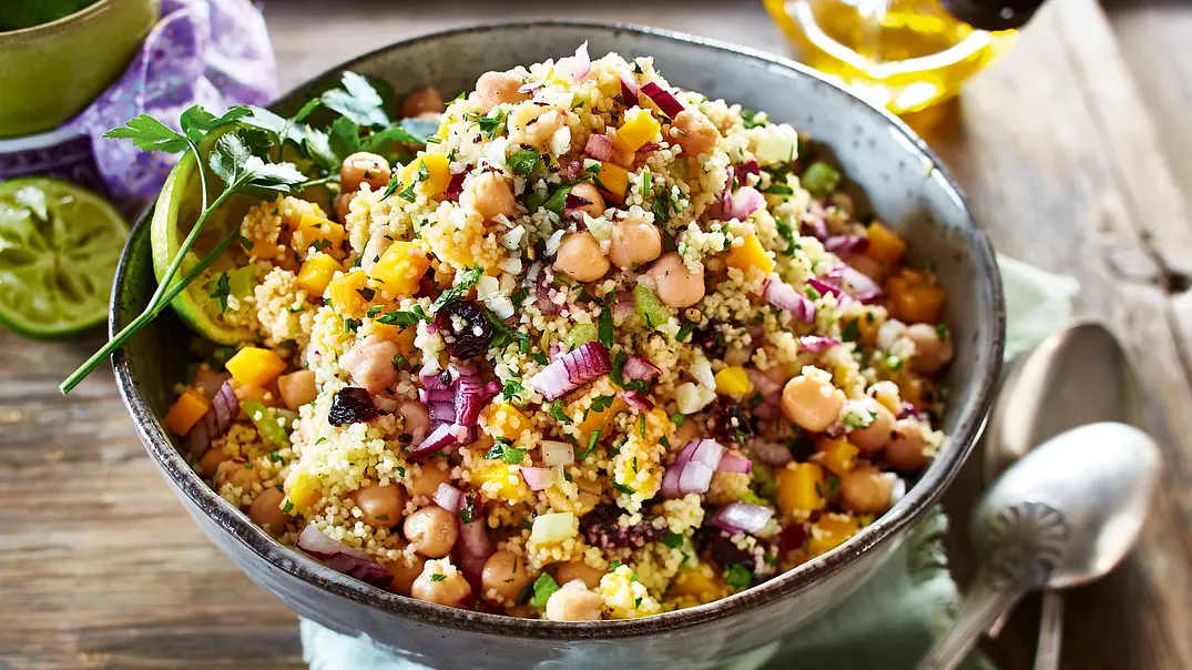Couscous-Salat-Rezepte: Kichererbsensalat mit Limetten-Honig-Dressing - Foto: LECKER @ Bauer Media Group Couscous-Salat-Rezepte: Kichererbsensalat mit Limetten-Honig-Dressing - Foto: LECKER @ Bauer Media Group